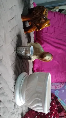  bibelôs em porcelana LEÃO, ELEFANTE,VASO E CANECA.