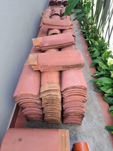 Vendo telha colonial - R$1,00 a peça