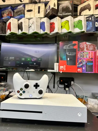 Xbox One S higienizado e revisado com pasta térmica nova :: Ac Cartão / Trocas/ OlxPay ::