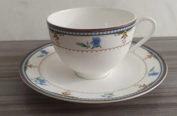 Jogo de Chá em Porcelana com Flores