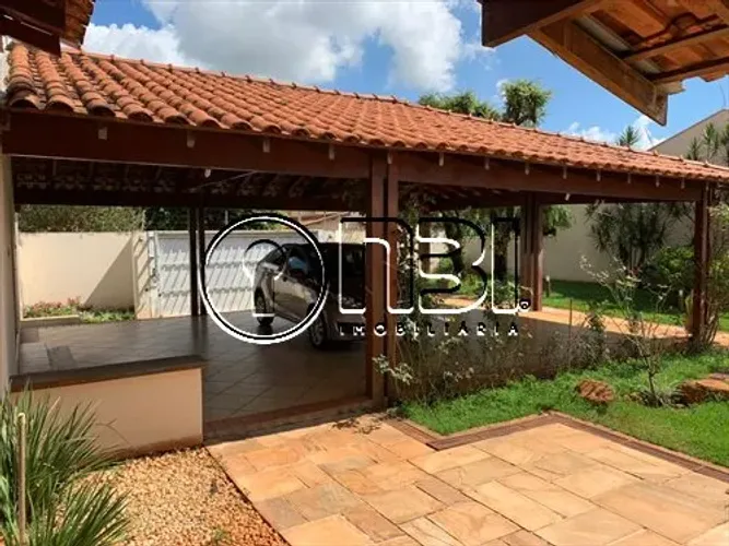 Casa construida em 2 terrenos com 3 quartos sendo 1 suíte - Jardim Aclimação