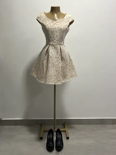 Belo conjunto - Vestido de festa com peep toe de couro preto