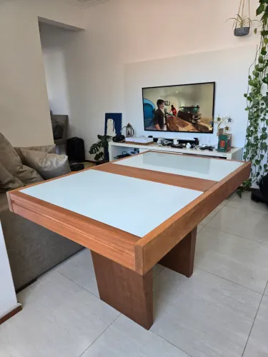 Mesa de madeira com tampo de vidro