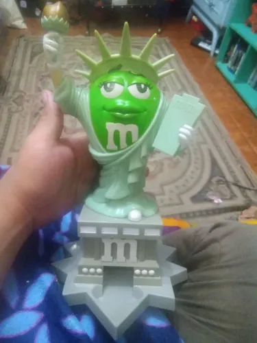 Dispenser M&MS estátua da liberdade 