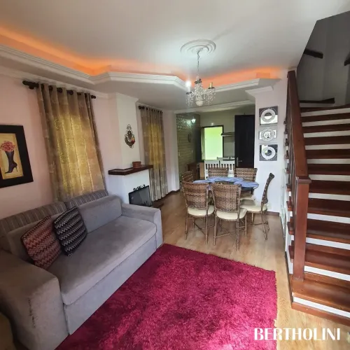Aconchegante casa em condomínio, mobiliada, próximo ao centro de Penedo/RJ.