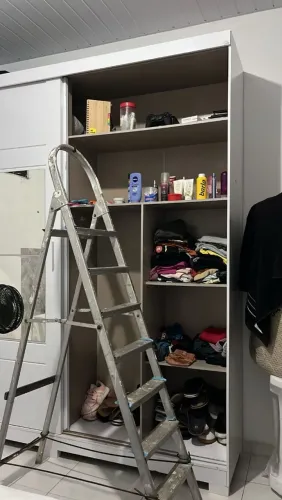 Vendo Guarda roupa pra casal com espelho na porta $350