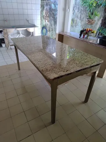 Mesa com pedra de granito.
