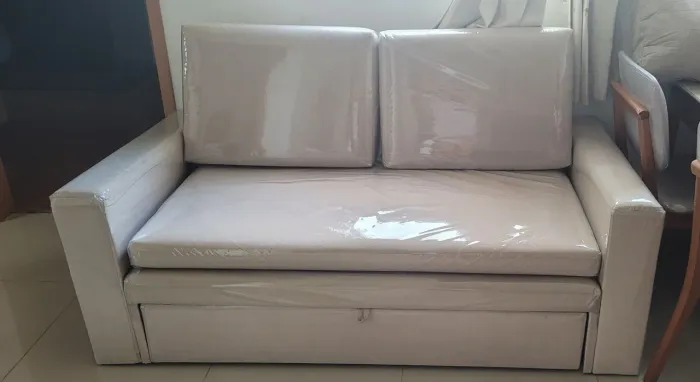 Vendo sofá novíssimo. Plastificado. 