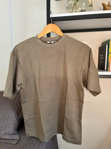 Camiseta Oversized Uniqlo Verde Militar XS
