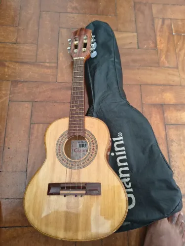 Vendo cavaquinho e teclado