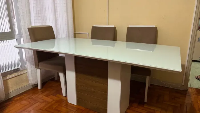 Mesa de Vidro Temperado com 6 Cadeiras Estofadas