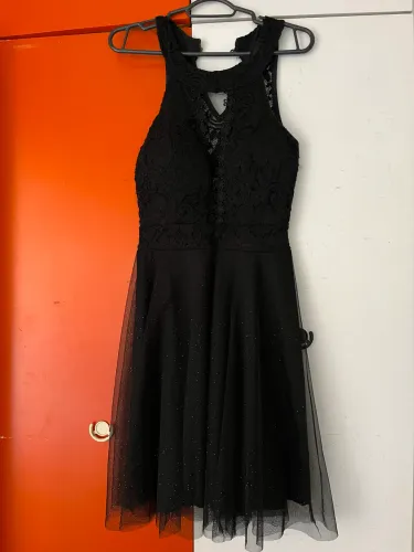 Vestido preto com renda e glitter
