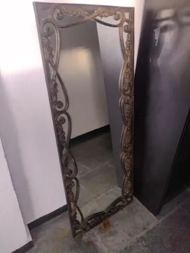 EPELHO DECORATIVO EM FERRO FUNDIDO BELÍSSIMO.