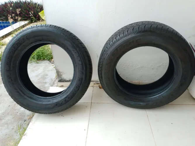 Vendo 2 pneus Bridgestone aro 18 265/60