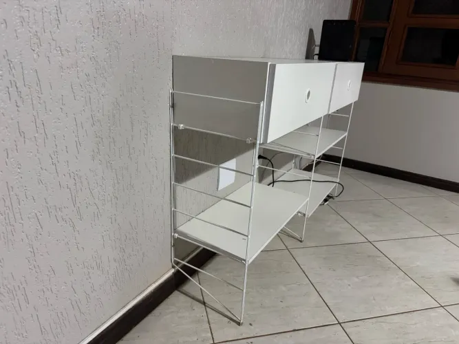 Aparador de MDF com base de aço