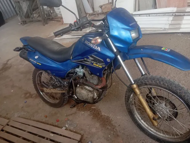 Tô vendendo a moto porque tô precisando do dinheiro pra quitar umas dividas!