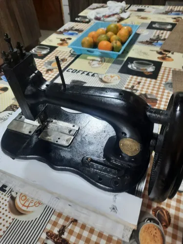 Máquina de Costura Antiga a Manivela 