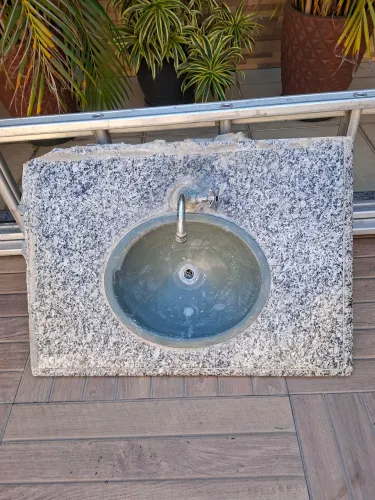VENDO BANCADA DE GRANITO PARA BANHEIRO COM CUBA E TORNEIRA