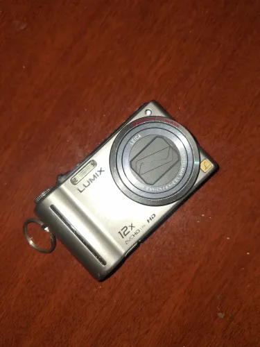 Camera LUMIX 10.1 Megapixels Optical 12x Zoom (Red) DMC-TZ7-R