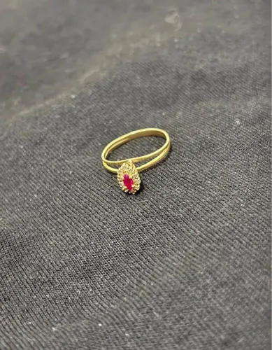 Anel Ouro 18k com 10 diamantes e rubi