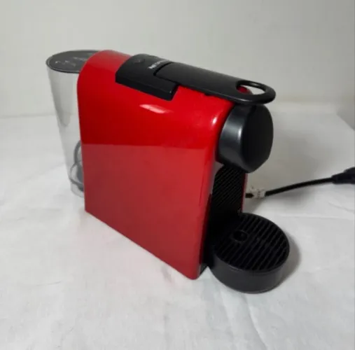 Cafeteira Nespresso Essenza Mini 110 V na caixa