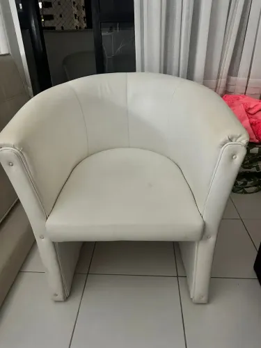 Poltrona Tulipa em Corino Branco 