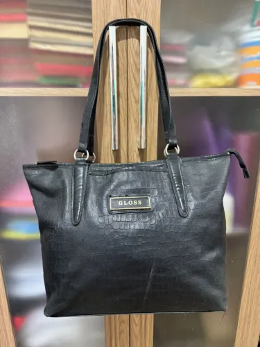 Bolsa preta estilo tote com textura croco