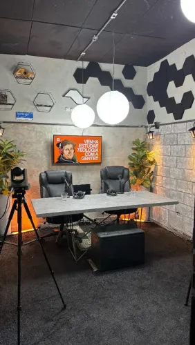 Sala de Podcast Completa com equipamentos e móveis 