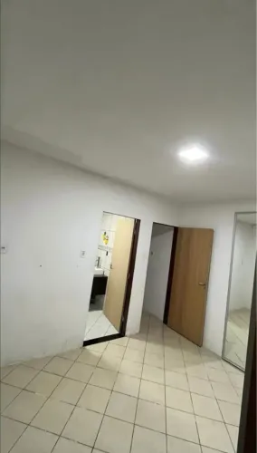 ?kitnet para Aluguel- Completa, de frente para a Rua, com Garagem e Portão Privado