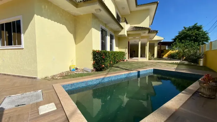 Casas para locação no Vale dos Cristais 5 em Macaé/RJ, 4 quartos/suítes, quintal, garagem 
