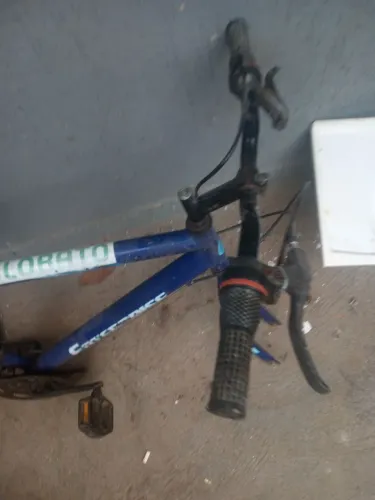 Bicicleta aro 26 só está sem as rodas o restante tá tudo. Aí