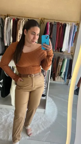 CALÇA FEMININA EM COURINO ESTRUTURADA<br>