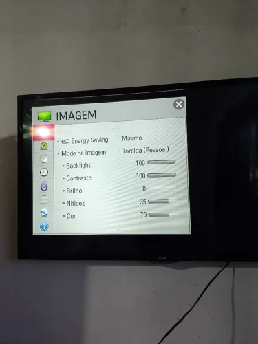 TV usada com defeitos na tela que fica piscando, mais não impede no uso