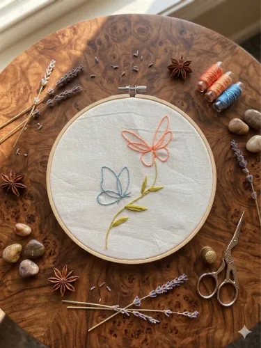 Quadro decorativo bastidor bordado a mão enfeite presente decoração