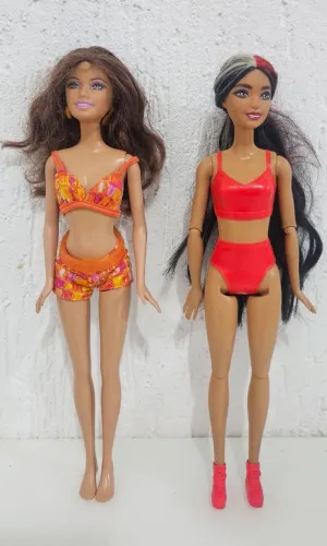 Lote 2 Bonecas Barbie: Cutie Reveal Raven + Teresa Bath Play