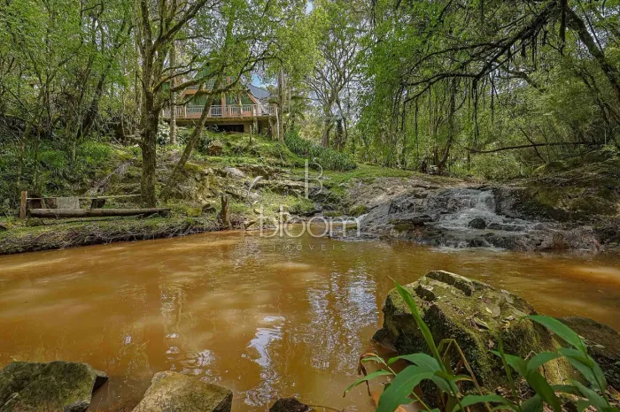 Chácara com 3 casas, salão de festas e piscina  próximo ao Parque Tingui e Tanguá 15.000 m
