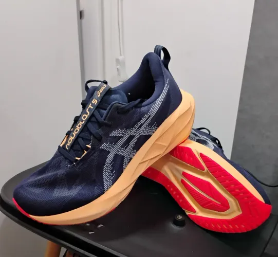 Tênis Asics Novablast 5 Azul novo, em excelente estado. Só foi usado em 1 treino de 5km.