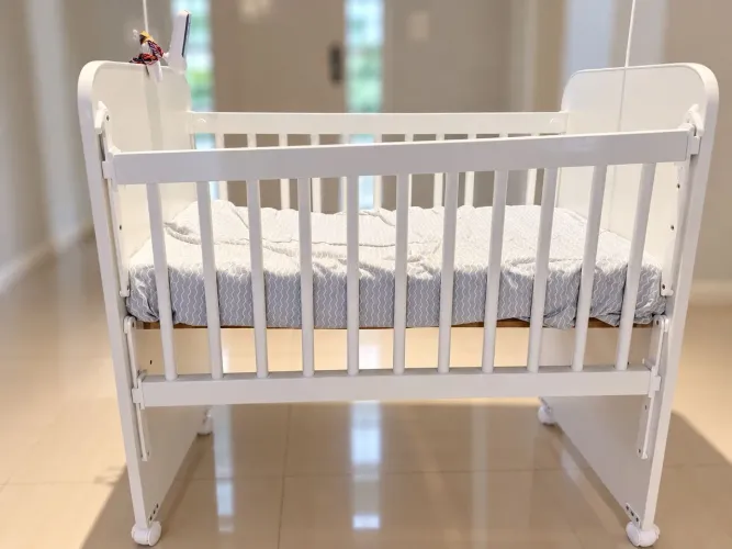 Mini Berço Grade Móvel Com Colchão e Regulagem de Altura