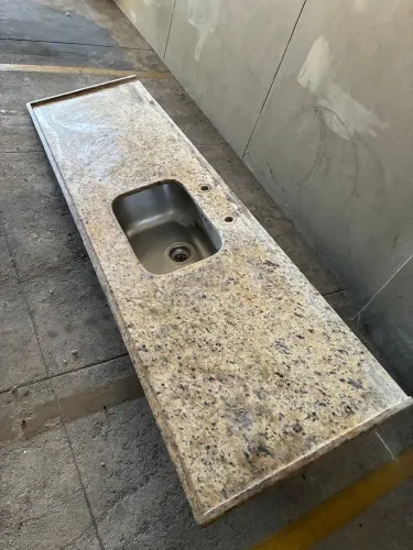 Bancada de granito com Cuba Tramontina para cozinha