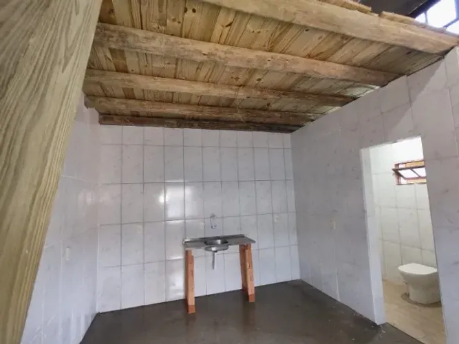 Casa Sobrado, no Rio Vermelho , 1 quarto grande , garagem, rua com acesso a praia.