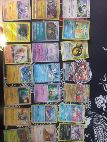 200 cartas pokemon com treinadores e 2 gigantes
