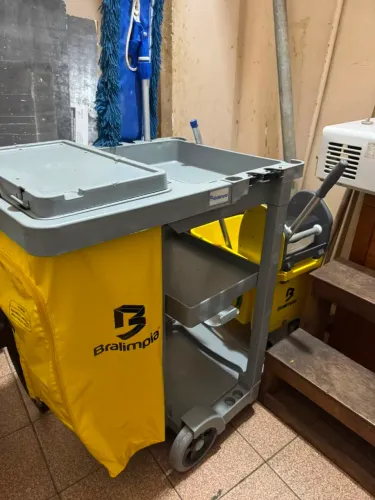 Carrinho de Limpeza