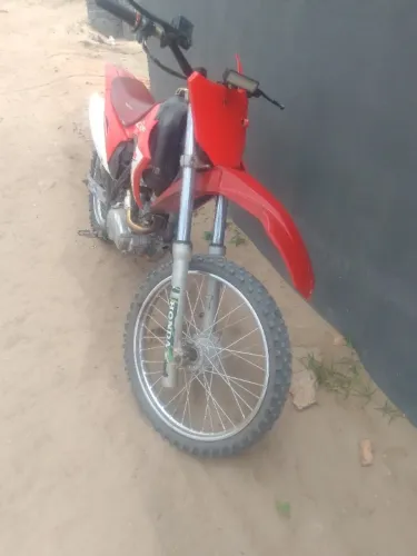 Moto modelo CRF montada com motor 150 , muito boa pra trilha