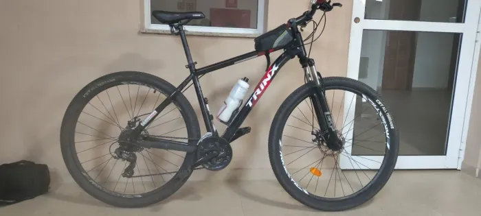 Bicicleta Trinx aro 29 M100 + 1 capacete 2 câmeras 