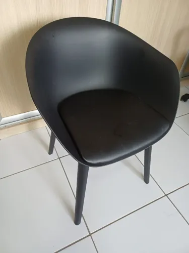 Cadeira com braços e assento em acolchoado
