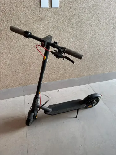 Patinete tomate muito bom uma velocidade boa porém com um pequeno deley na tela