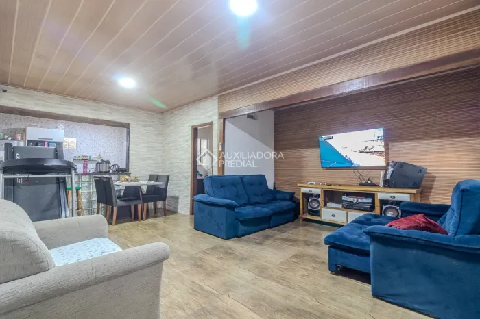 Casa residencial à venda no bairro Sarandi com 110 m² e 2 dormitórios.