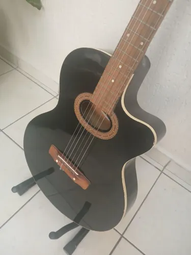 Violão Nicol com suporte.