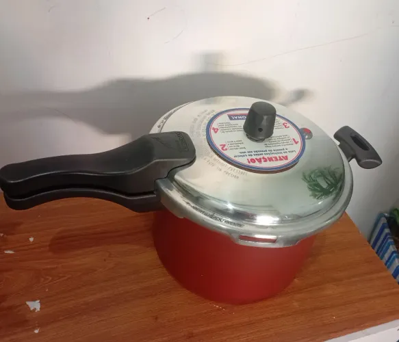 Panela de pressão antiaderente 