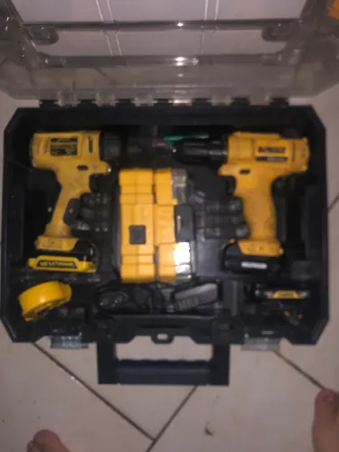 Furadeira e parafusadeira com carregador e bateria extra